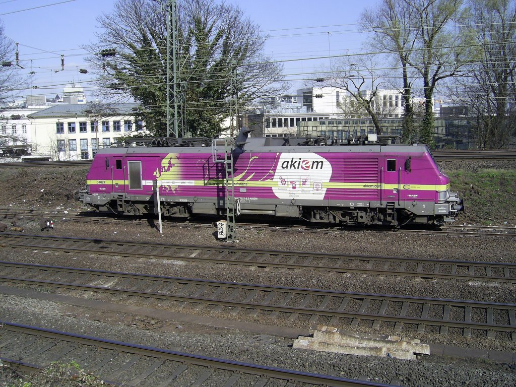 Akiem 37027 snd zu meiner berrachung heute in Aachen West Abgestellt.
Leider strt dass Signal etwas :S (01.04.12)