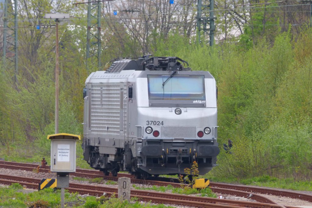 Akiem 437 024 steht abgestellt gegenber des Lokschuppen in Homburg.