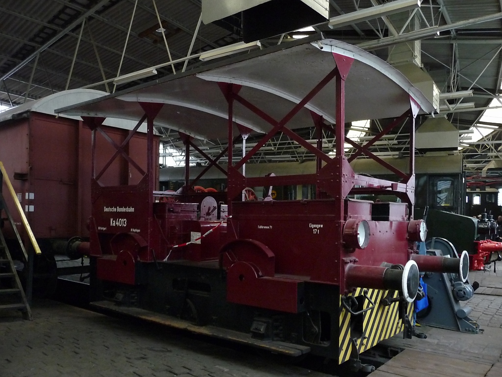 Akkumulator-gespeiste elektrische Kleinlokomotive der DRG/DB, Baujahr 1930, im Rundlokschuppen des Eisenbahnmuseums Bochum Dahlhausen.