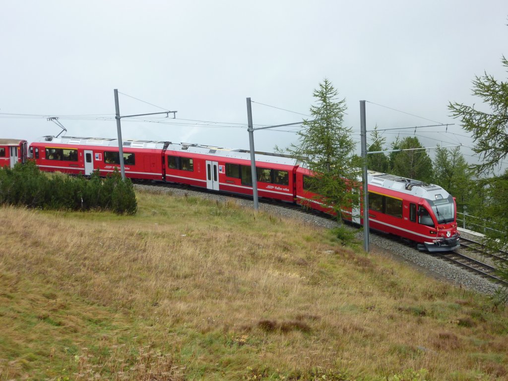 Allegra ABe 8/12 mit Regionalzug unterhalb von Alp Grm, fotografiert am 17.09.2010.