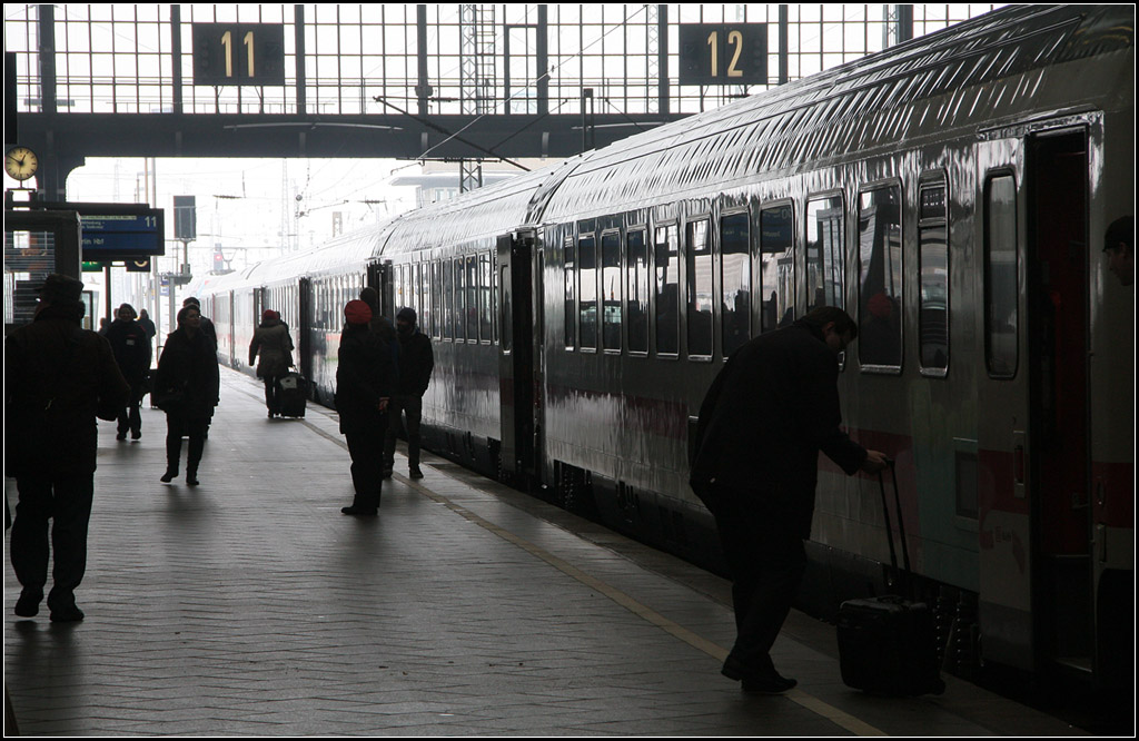 Alltag im Leipziger Hauptbahnhof - 

Reisende vor IC München - Berlin. 

18.03.2012 (M)