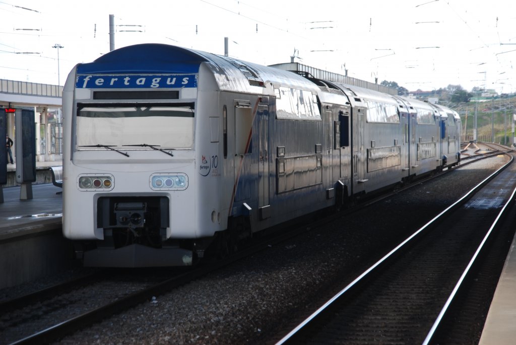 ALMADA (Distrikt Setúbal), 19.02.2010, ein Vorortzug der privaten Bahngesellschaft FERTAGUS wartet im Bahnhof Pragal auf die Abfahrt in Richtung Lisboa Entrecampos