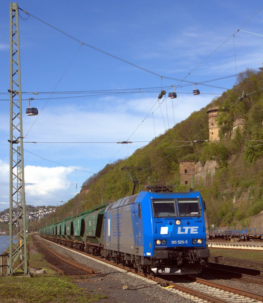 Alpha Trains Belgium 185 529, vermietet an LTE, ist am 08.04.12 in KO-Ehrenbreitstein mit einem Schttgutwagenzug Richtung Sden unterwegs.