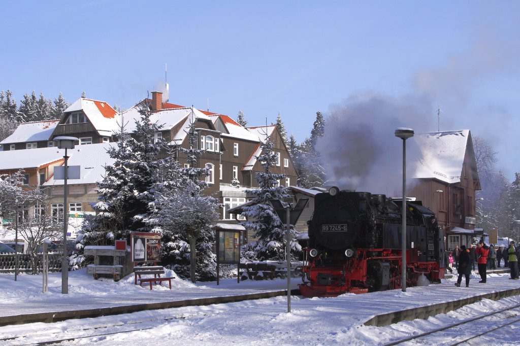 Als am Mittag des 26.01.2013 die Sonne die bis dahin herrschende leidige Hochnebeldecke endlich verscheucht hatte, bot sich mir im Bahnhof Drei Annen Hohne dieses Bild: 99 7245 hat gerade ihren Sonderzug  Quedlinburger Brockenexpress  auf Gleis 3 abgeliefert und setzt jetzt auf Gleis 1 um, ans andere Ende des Zuges, um ihn nach erfolgter Bekohlung und Wasserfassen auf den Brocken hinaufzuschleppen.