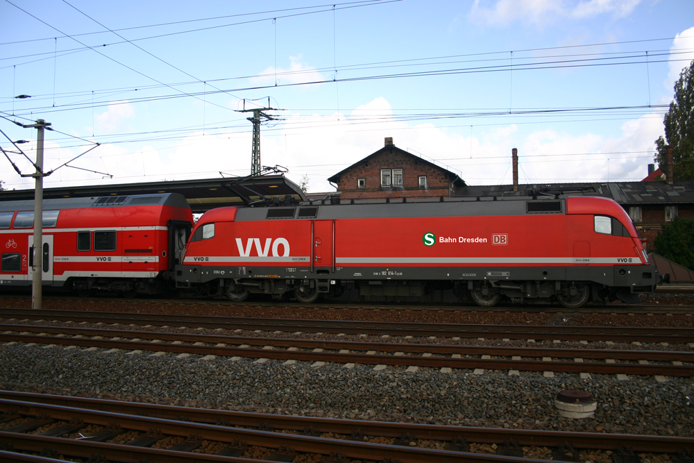 Als erste Lok im zu den Doppelstockwagen passenden Design der Dresdner S-Bahn kam mir heute 182 014 im Bahnhof Heidenau vor die Linse. 01.04.2012