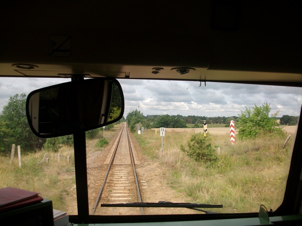 Als ich am 07.August 2010 erneut nach Polen fuhr,hatte ich das seltene Glck im 628 652 aus dem Rckfenster auf die Strecke Pasewalk-Szczecin zuschauen.So fotografierte ich den Moment als der Zug die Grenze zwischen Deutschland und Polen bei Grambow passierte.