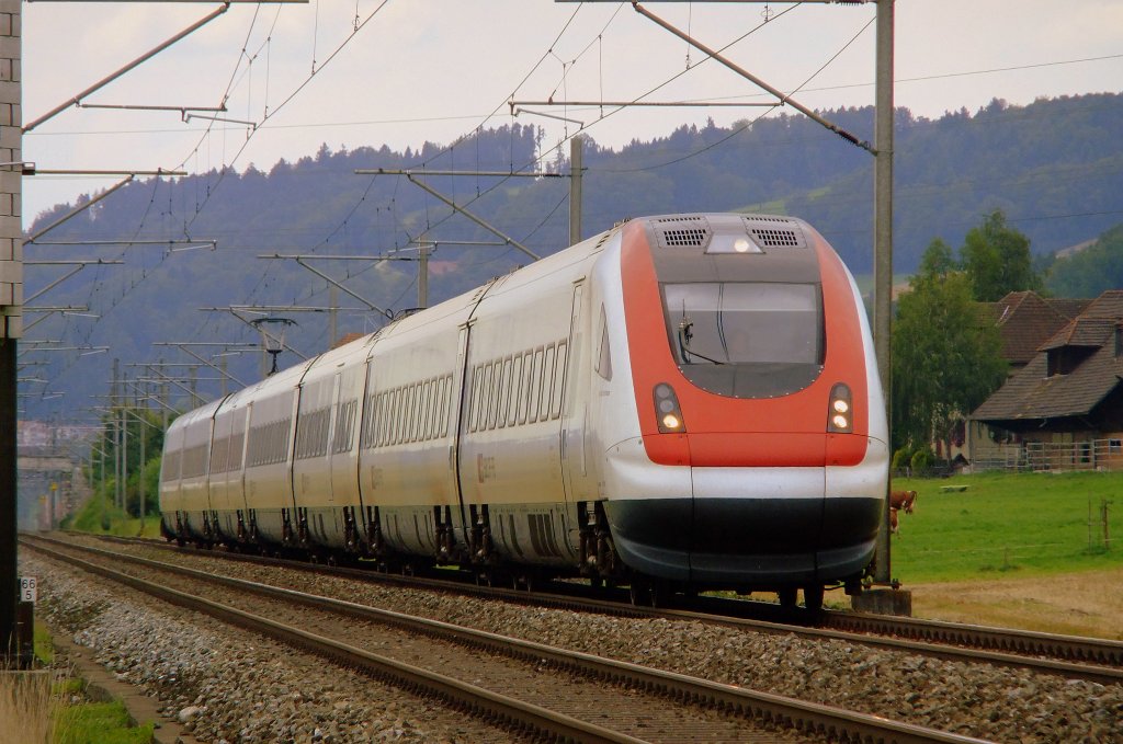 Als ICN 680 (Basel SBB - Lugano) ist am 13.8.2010 RABDe 500 043  Harald Sezemann  bei St.Erhard-Knutwil unterwegs. 