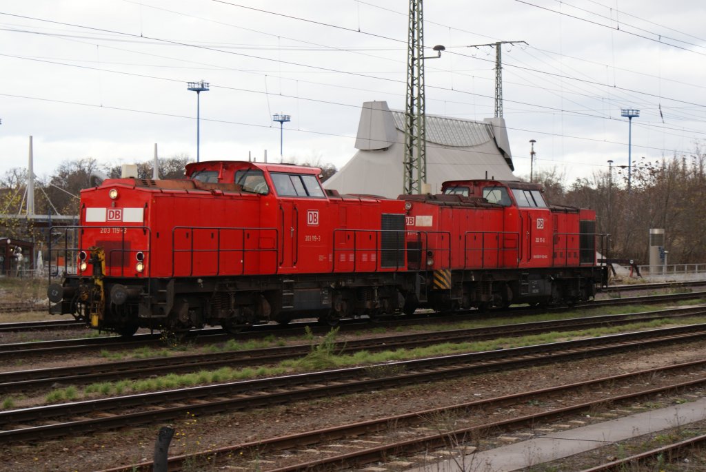 Als mir die 203 119-3 mit der 203 111-0 am 26.11.2009 am Magdeburger Bahnhof, vor die Linse fuhr,konnt ich mein Glck kaum fassen.