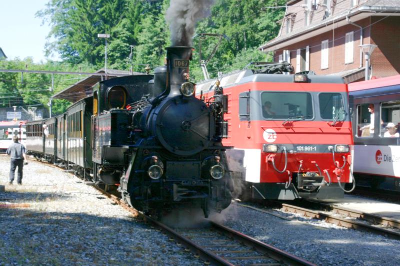 Alt trifft neu. HG 3/3 1067 wird in Hasliberg vom Regio der ZB mit HGe 4/4 101 961 berholt; 22.08.2010