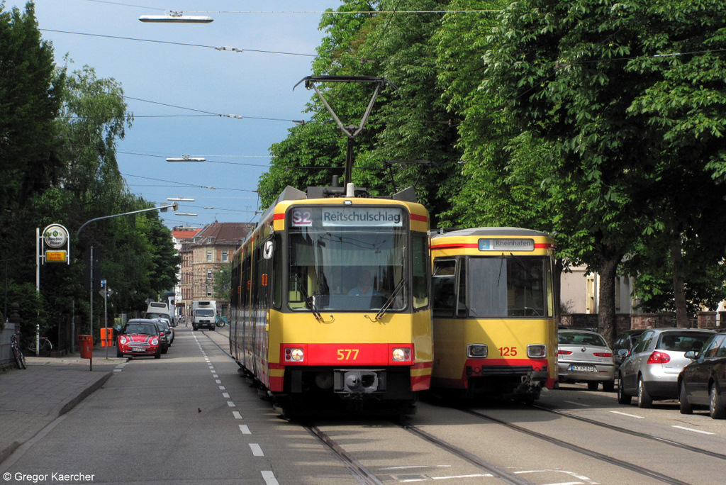 Alt trifft neu. Wagen 125 (GT8-70C  Badewanne ) als Tram 5 nach Rheinhafen neben Wagen 577 (GT8-80C) als S2 nach Reitschulschlag. Aufgenommen am 16.06.2011 am Karl-Wilhelm-Platz, Karlsruhe.
