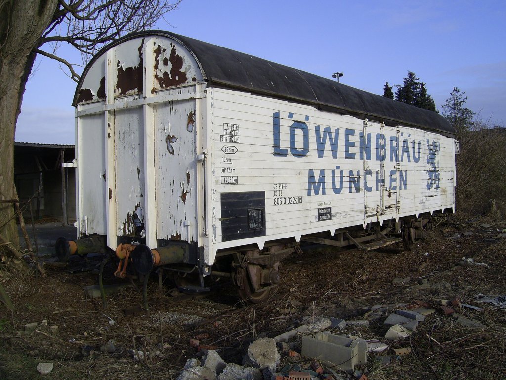 Alter Lwenbru Waggon in Inden-Pier. Seit anfang der 80er steht er dort Abgestellt und diente als Lagerraum nun kommt er nach Walheim wo er eine Heimat finden wird, den Pier kommt unter den Bagger des Tagebaus Inden