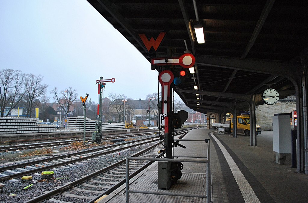 Altes Formzwergsignal mit monderner LED-Technik, auf dem Bahnhof in Goslar, Foto vom 21.11.10.