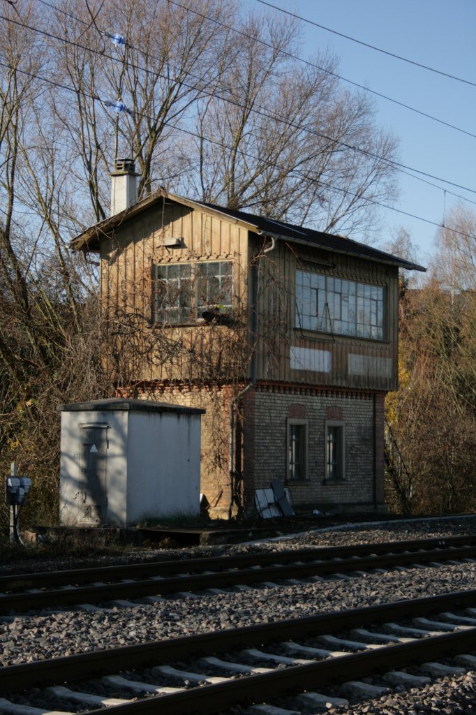 Altes Stellwerk in Steinsfurt, wo sich die Strecke teilt. Auf dem linken Gleis fahren die Zge nach Eppingen, rechts die nach Heilbronn. Bild aufgenommen am 19.11.09.