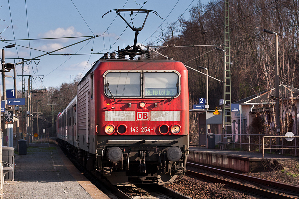 Am 01.04.2012 zieht 143 254 den RE 18414 durch Dresden-Cotta in Richtung Cosssebaude.