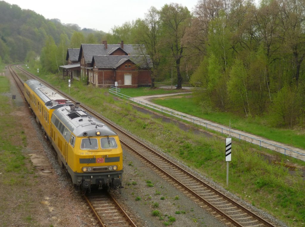 Am 01.05.13 fuhr 218 392-9 mit einem Mezug von Chemnitz ber Schwarzenberg nach Zwickau und zurck. Hier in Wilkau-Halau.