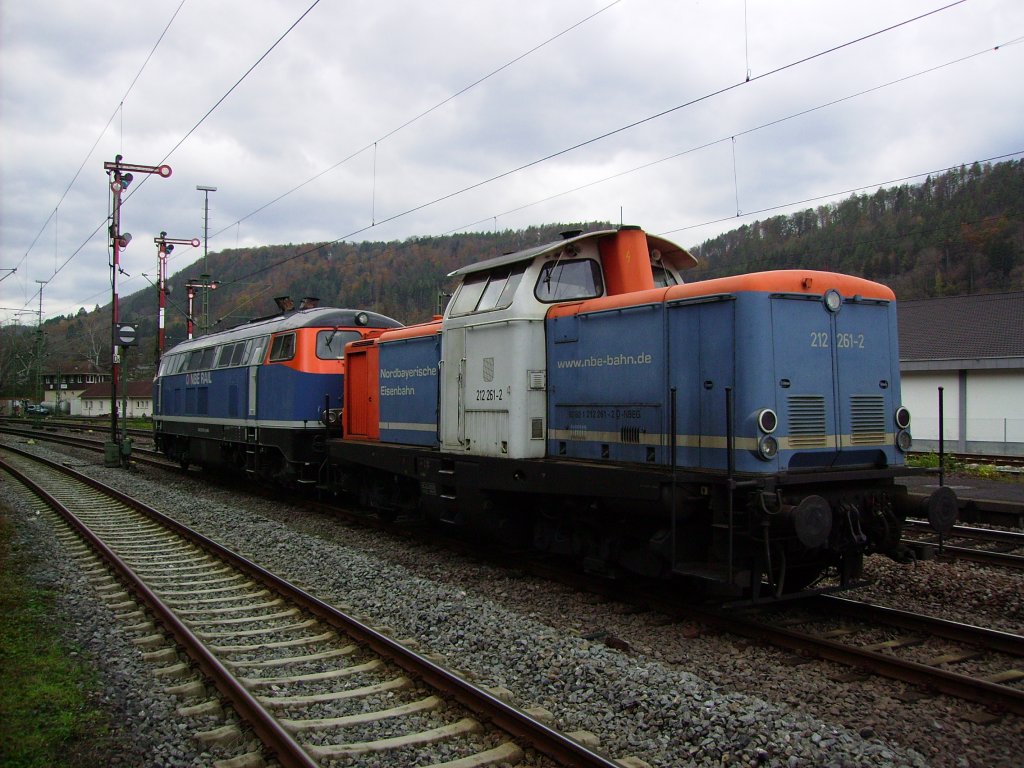 Am 01.11.2012 waren eine BR 212 und eine BR 215 der NBE-Rail im Horber Bahnhof unter den Ausfahrformsignalen zugange, um abgestellte Gterwagen im Gterbahnhof zu holen.