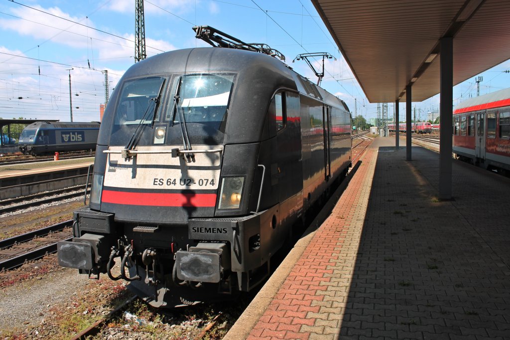 Am 02.06.2013 wartet ES 64 U2-074 (182 574-4) von MRCE/DB Fernverkehr darauf als Tfzf nach Basel SBB zufahren, um den EC 6 zuholen, in Basel Bad Bf. Die 182 574-4 ist die letzte Tauri bei DB Fernverkehr, die nun auch mit dem Zugsicherungssystem ETCS ausgerstet wurde.