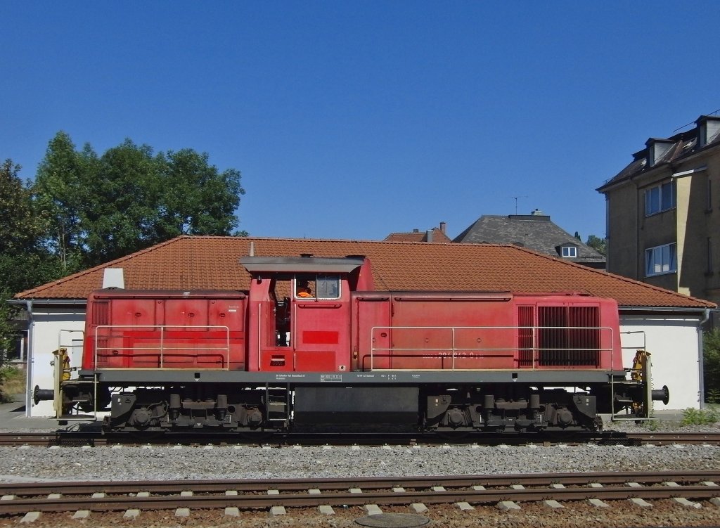 Am 02.08.2013 steht in Biberach (Ri) 294 842-0 und wartet auf die Gleisfreigabe, um zu einem wenige Kilometer entfernten Firmengelnde zu fahren und dort bereitgestellte Schiebewandwagen abzuholen.