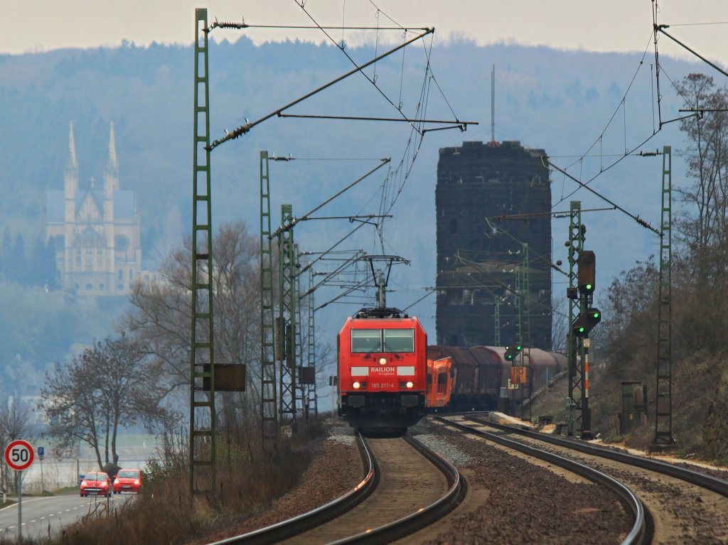 Am 03.04.2013 schlngelt sich 185 271-4 mit einem gemischten Gterzug auf der rechten Rheinstrecke (KBS 465) bei Erpel Richtung Sden. Der Turm rechts im Hintergrund ist der Brckenkopf der Ludendorff-Brcke ber den Rhein zu sehen. Bekannt ist sie heute als  Brcke von Remagen . Sie wurde von der 9.US-Panzerdivision am 7.Mrz 1945 erobert und von deutschen Soldaten am 17.Mrz 1945 durch Bombenangriffe und Kampfschwimmer zum Einsturz gebracht. Links erkennt man noch die Apollinariskirche auf der anderen Rheinseite in Remagen.