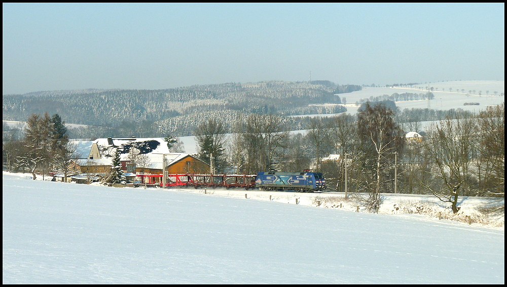 Am 03.12.2010 ist 152 136 TFG Transfracht mit einem langen Autotransport-Leerzug unterwegs nach Mlada Boleslav in Tschechien. Hier wurde er fotografiert als er zwischen Flha und Freiberg seine Spur durch frisch beschneite Landschaft des Erzgebirgs-Vorlandes zog.