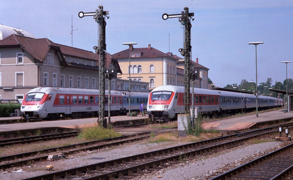 Am 04.07.1999 konnten in Friedrichshafen zwei Steuerwagen fotografiert werden, die sich in der Farbgebung geringfgig unterscheiden. Links der InterRegio 2263 von Karlsruhe nach Lindau und daneben der IR 460 von Innsbruck nach Saarbrcken.