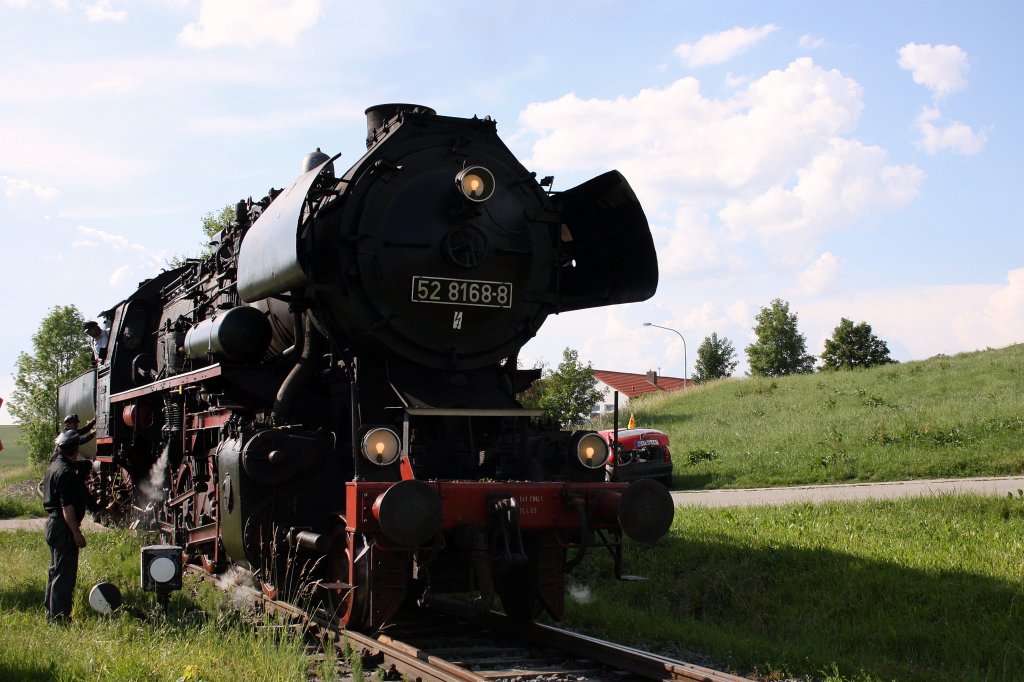 Am 05.06.2011 machte die 52 8168-8 Sonderfahrten zwischen Landshut und Oberneuhausen. Hier beim Wenden in Oberneuhausen.