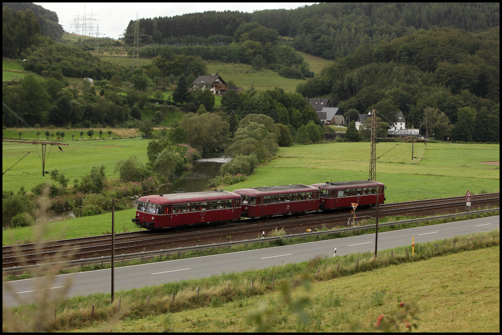 Am 06.08.2011 wurde  150 Jahre Ruhr-Sieg-Strecke  gefeiert... Zu diesem Anlass verkehrte zwischen Werdohl und Plettenberg eine Schienenbusgarnitur, hier auf dem Weg nach Plettenberg.