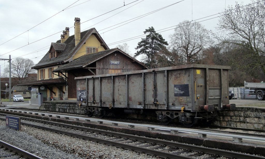 Am 06.12.12 wartet der leere Eaos 31 85 5320 913-7 auf die Abholung in Ependes. Der kleine Bahnhof an der Ost-West Achse weist ein ziemlich nostalgisches Bahnhosgebude auf.