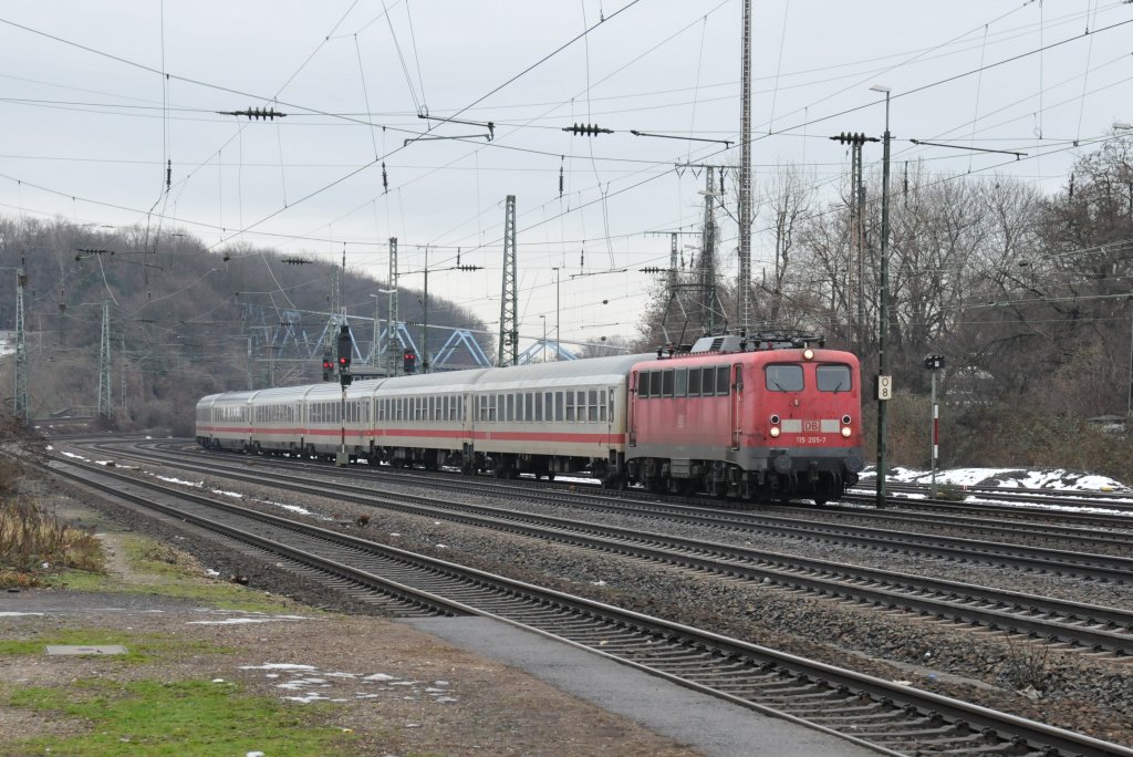 Am 07/01/2011 fUhr 115 205-7 mit dem IC136 Emden - Luxemburg gemchlich durch Kln-West.