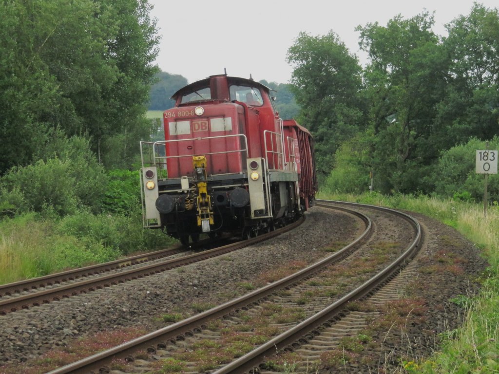 Am 07.07.2011 ist die DB 294 800-8 mit einer bergabe auf dem Weg nach Arnsberg-Neheim, hier kurz vor dem B Haus Fchten.