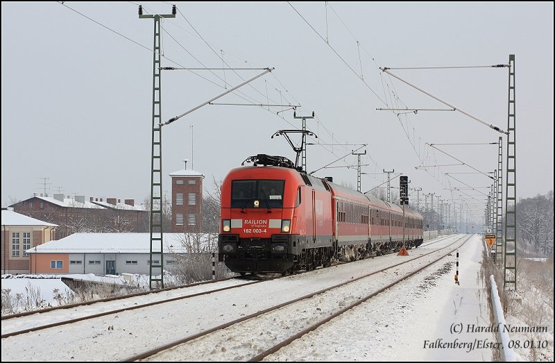 Am 08.01.10 ist noch wenig Schnee an der Strecke Cottbus - Leipzig doch die alten B's bremsen den Zug bei Temperaturen um 0'C durch Strungen an den Schaltrelais oft aus. So muss er auch hier vorher noch einmal halten und sammelt so Versptung ein.
