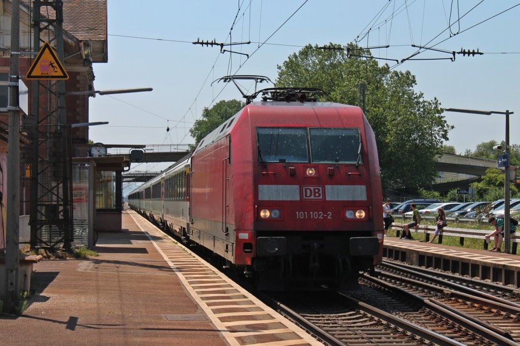 Am 08.07.2013 bespannte 101 102-2 (ex. Wir Menschen sind alle Gleich! Werbelok) den EC 8 von Basel SBB bis zum Endbahnhof Hamburg-Altona. Hier ist der EuroCity bei der Durchfahrt in Orschweier.