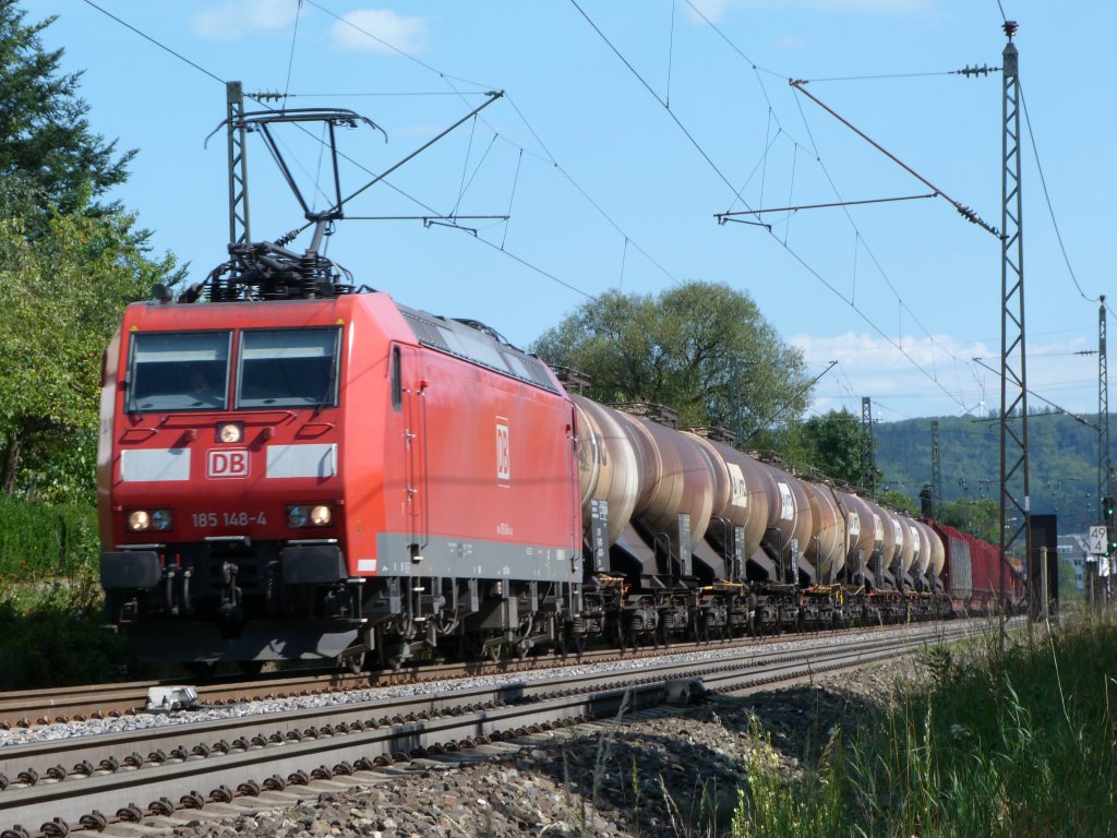 Am 08.09.12 fhrt 185 148  mit einem gemischtem Gterzug von Ulm in Richtung Stuttgart.
Eingefangen zwischen Salach und Sen. 