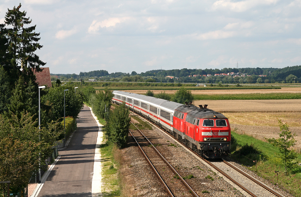Am 09. August 2010 eilen 218 434 und 218 456, beide beheimatet bei der RAB Ulm, mit dem RE 2013 „ALLGU“ von Hannover nach Oberstdorf in voller Fahrt durch die Ortschaft Vhringen. Der nchste Halt des Zuges ist Memmingen.
