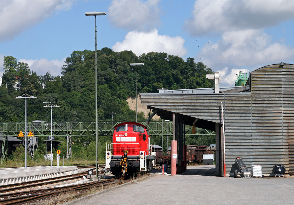 Am 09. August 2010 hat die bestens gepflegte 294 835 eine bergabe nach Biberach (Ri) gebracht  und rangiert diese nun auf das passende Gleis. Das Bild entstand von einer ffentlichen Strae, ich befand mich zum Aufnahmezeitpunkt nicht im Werk.
