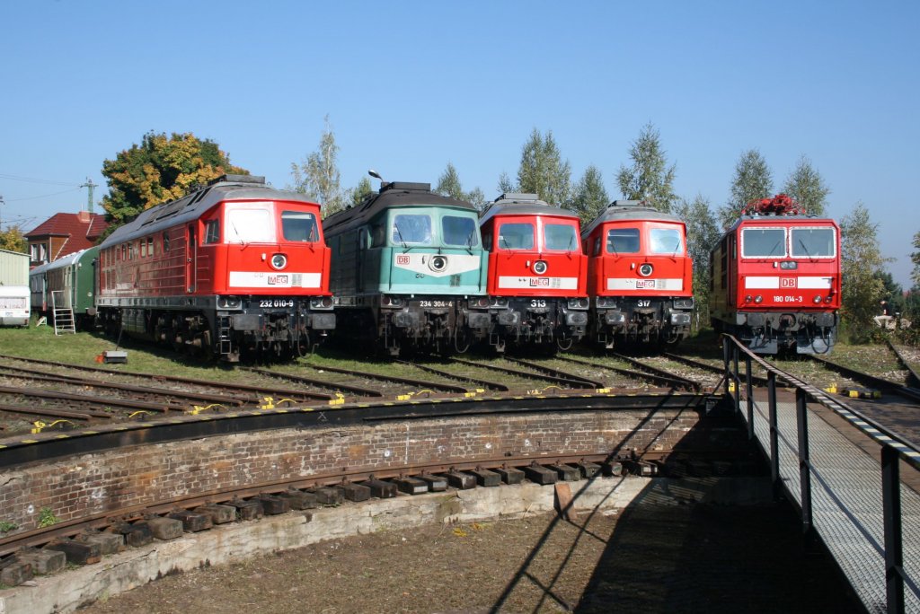 Am 09.und10.10.2010 fand im Eisenbahnmuseum Weimar der Saisonausklang unter dem Motto V300-Ludmilla Treffen statt.Auf der Drehscheibe gaben sich 232 010,234 304,MEG 313und 317 die  Ehre .10.10.2010.