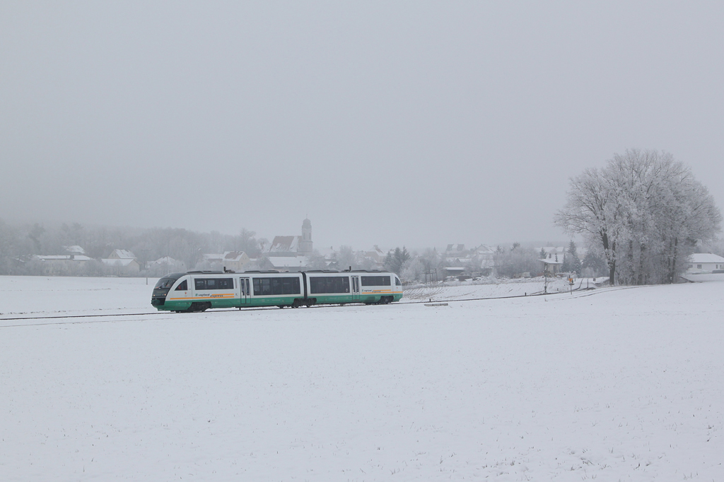 Am 1. Adventswochende fhrte der Verein Amberger Kaolinbahn Sonderfahrten mit VT08 der Vogtlandbahn auf der Strecke Amberg – Schnaittenbach durch. Hier ist der Sonderzug am 01.12.2012 bei Ursulapoppenricht zu sehen. 