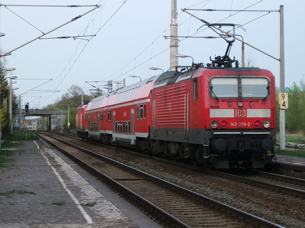 Am 11.04.11 sandwichten 143 903 und 143 319 eine RB von Weienfels nach Leipzig Hbf. Hier bei der Ausfahrt aus Rckmarsdorf.
