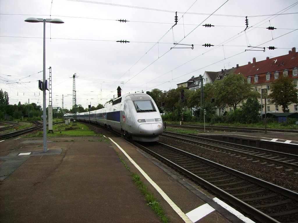 Am 11.08.2011 durchfhrt ein TGV den Bahnhof Rastatt in Richutng Karlsruhe.