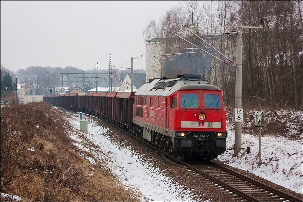 Am 12.02.2013 fhrt 241 353 bei winterlichen Wetter aus dem Bahnhof in Frohburg.
Der Gipszug kommt aus Dem Kraftwerk Kchwald in Chemnitz und fhrt hier in Richtung Borna.