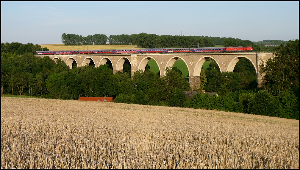Am 12.07.2011 war der Express-Zug von Kulmbach nach Bad Schandau unterwegs und passierte zwischen Oederan und Freiberg das Frankensteiner Viadukt. Zuglok war 232 686. Rckfahrt abends. Die Westseite der Brcke ist weniger verwachsen, sodass es gelang, den Zug in seiner vollen Lnge auf den Chip zu bannen. 