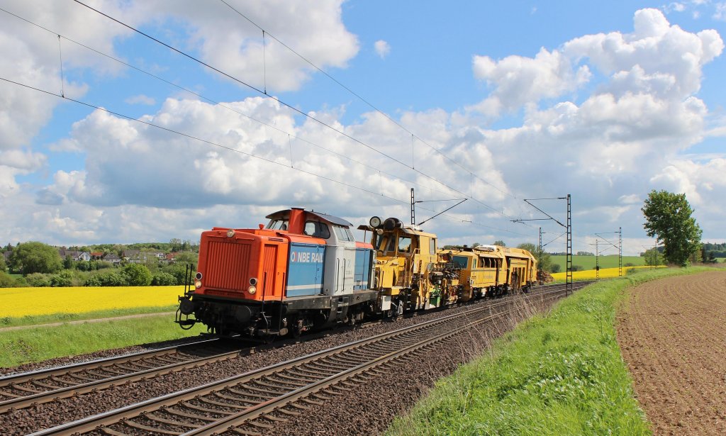 Am 12.Mai 2013 war NbE 212 063 bei Burgstemmen (KBS 350) mit einer Baumaschine auf dem Weg nach Hannover.
