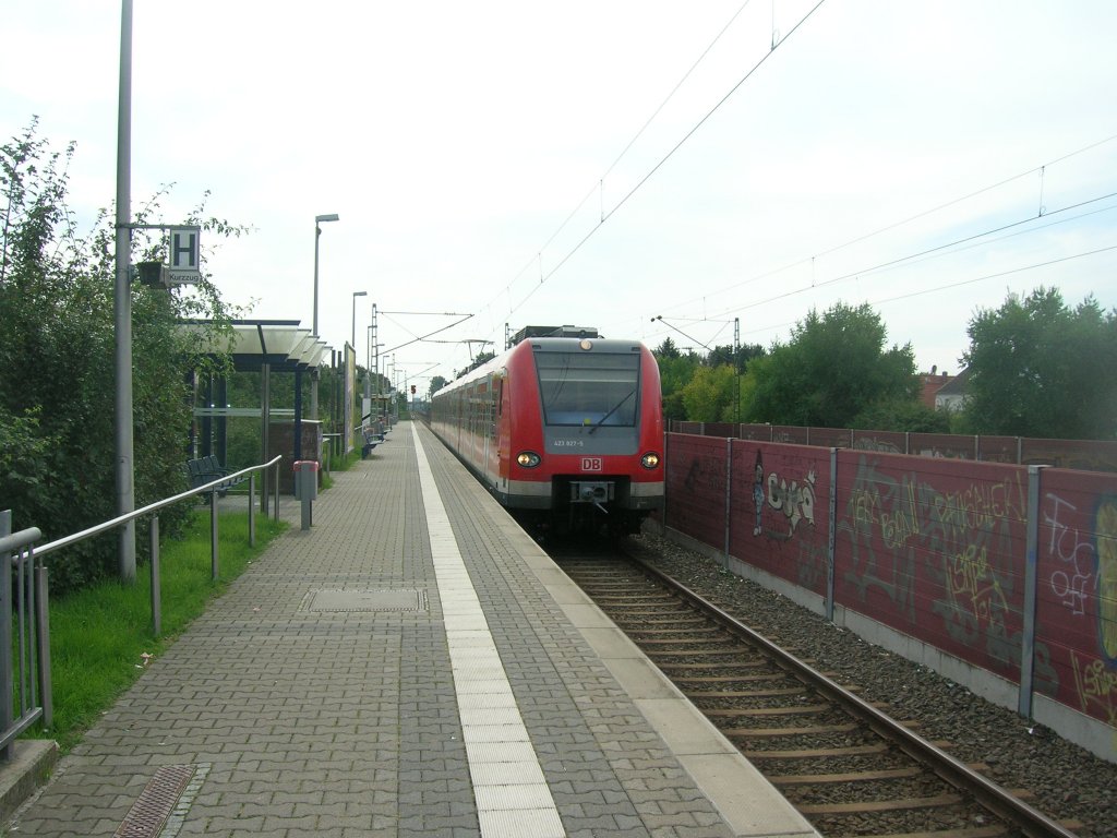 Am 12.September 2010 trifft am frhen Nachmittag um 13:41 Uhr eine S-Bahn der Linie S3 im Bahnhof Darmstadt-Wixhausen ein. 