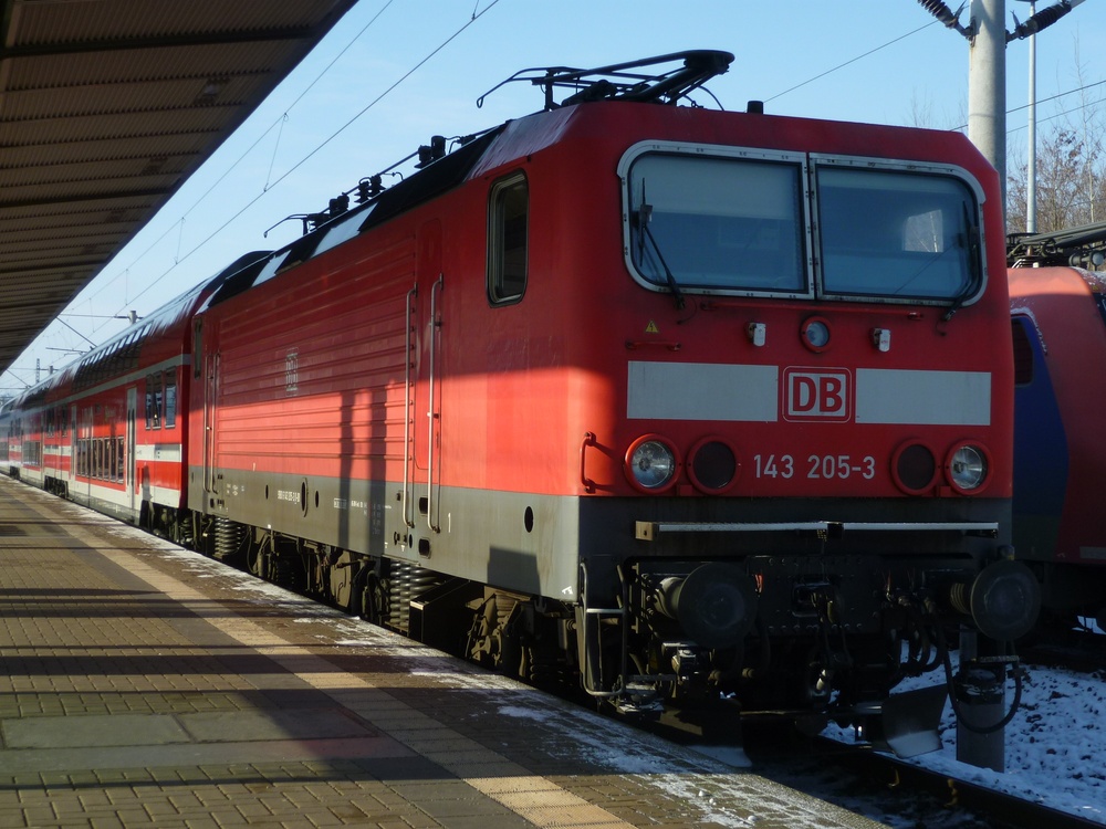 Am 13.01.2013 stand die 143 205 defekt mit einem Zug der S1 in Pirna.