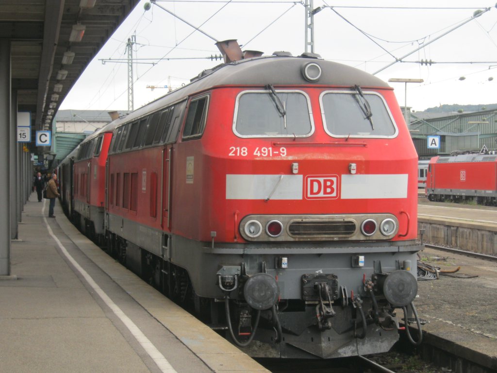 Am 13.07.2011  warteteten 217 491-9 un 218 432-3 in Stuttgart auf die Ausfahrt nach Oberstdorf.