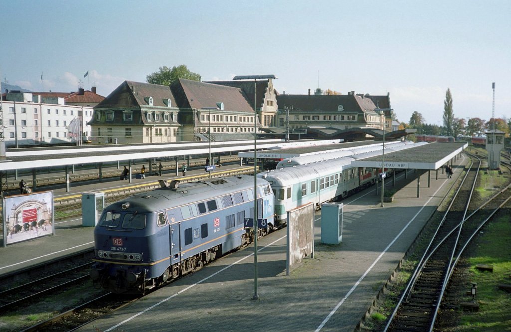 Am 13.10.2002 steht in Lindau die blaue 218 473-7 nach
