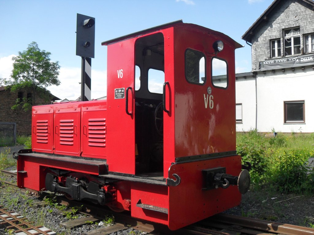 Am 13.6.10 stand die V6 der Brltalbahn vor dem ehemaligem Bahnhofsgebude in Asbach.