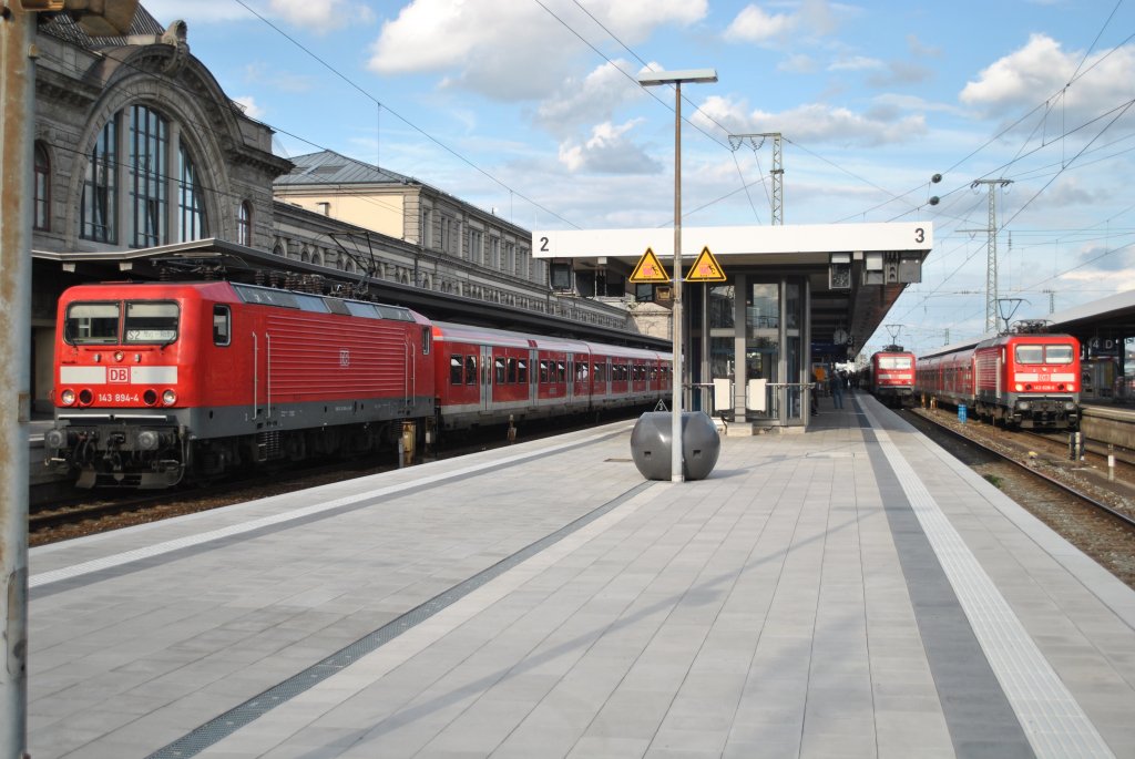 Am 13.8.2011 treffen sich die drei Schwestermaschinen, 143 894-4 (S2 nach Nrnberg-Roth), 143 869-6 (S2 nach Nrnberg-Altdorf) und 143 628-6 mit der hier endenden S1, in Nrnberg Hbf (v.l.n.r.).