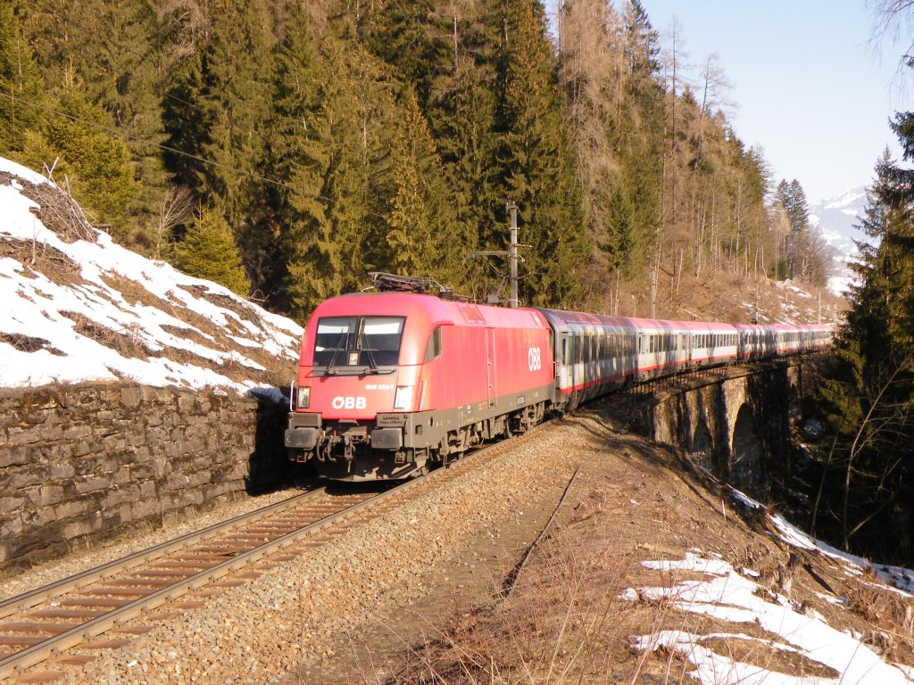 Am 14.Mrz 2012 zog 1016-026 einen OIC von Salzburg nach Klagenfurt. Hier auf der Tauernbahn bei Bad Gastein.