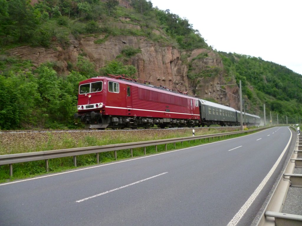 Am 15.06.13 war die LEG 250 137 unterwegs nach Sonneberg zum Tag der offenen Tr, hier die Rckfahrt in Saalfeld.
